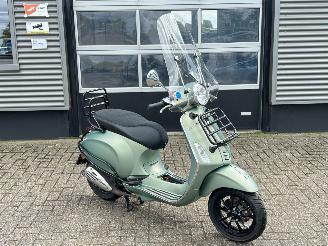 krockskadad bil bromfiets Vespa  Primavera 50 4T 2018/8