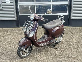krockskadad bil bromfiets Vespa  LX 50 4T 2013/9