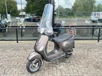 krockskadad bil bromfiets Vespa  LX 50 4T 2011/1