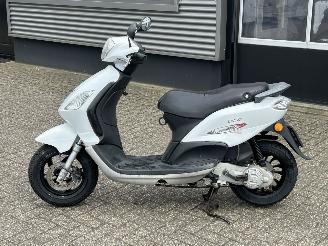 Piaggio  Fly 50 4T picture 2