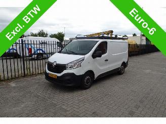 krockskadad bil bedrijf Renault Trafic 1.6 dCi T27 L1H1 Comfort 3 zits airco 2017/9