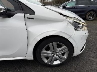 Peugeot 208 1.2 PureTech Signature NAVIGATIE picture 14