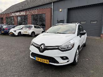 damaged passenger cars Renault Clio 0.9 TCe Limited  NAVIGATIE  Stationwagen 5-dr. 2018/6