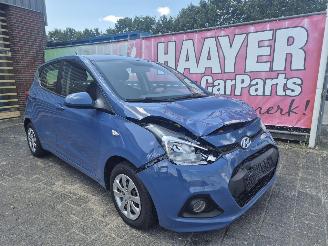 Vaurioauto  passenger cars Hyundai I-10 1.0i i-motion comfort 2016/1