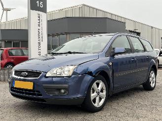 Damaged car Ford Focus Wagon 1.6-16V Futura 2005/7