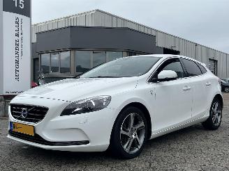 damaged passenger cars Volvo V-40 2.0 D4 Kinetic 2015/1