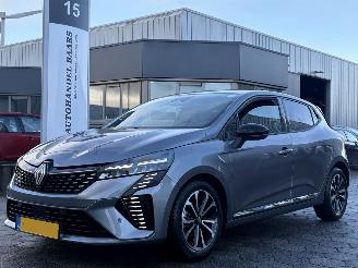 Damaged car Renault Clio 1.0 TCe 90 GPF techno 2024/9