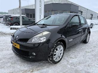 skadebil auto Renault Clio 1.6-16V Dynamique Luxe 2006/3