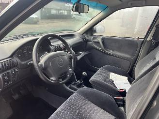 Opel Astra 1.6i 8V AIRCO  Edition picture 13