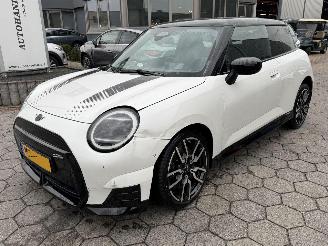 krockskadad bil auto Mini Cooper SE John Cooper Works M 54.2 kWh 2025/9