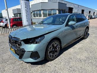 damaged passenger cars BMW 5-serie Touring 550e xDrive 2025/2