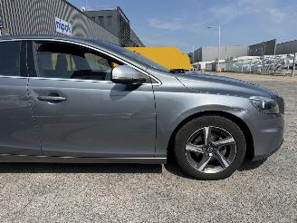 Volvo V-40 2.0 D2 R-Design Business picture 4