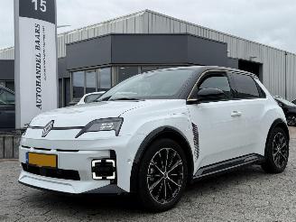 damaged passenger cars Renault 5 comfort range iconic cinq 52 kWh 2025/2
