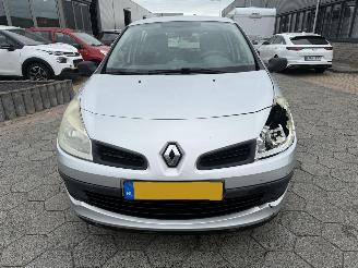 Renault Clio 1.2-16V Authentique picture 2