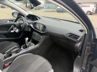 Peugeot 308 SW 1.2 PureTech Style picture 11