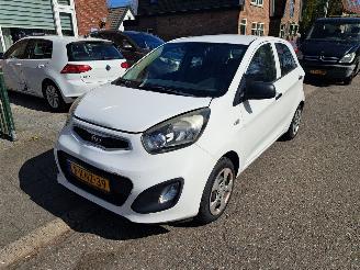Unfallwagen Kia Picanto 1.0i 2013/6