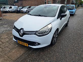 uszkodzony samochody osobowe Renault Clio 0.9 tce 2014/3