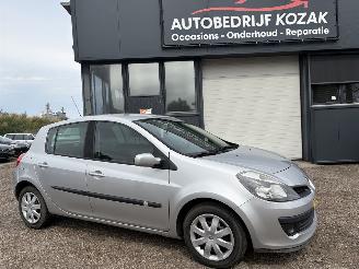 occasion passenger cars Renault Clio 1.4-16V Team Spirit AIRCO 5drs NIEUWE APK 2005/11