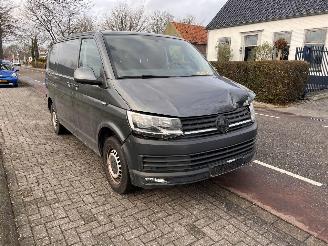 uszkodzony samochody osobowe Volkswagen Transporter T6 2.0 TDi 103 kw Automaat L1H1 2015/10