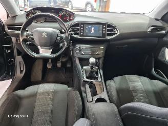Peugeot 308 1.6 BlueHDI Blue Lease Executive Pack picture 24