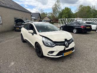 damaged passenger cars Renault Clio 0.9 TCe Zen REST BPM €500,-!!! 2017/5