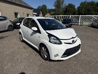krockskadad bil auto Toyota Aygo 1.0 VVT-i Dyn. Or. 2013/5