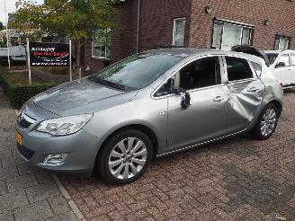Schadeauto Opel Astra 1.4 Turbo cosmo 2012/3
