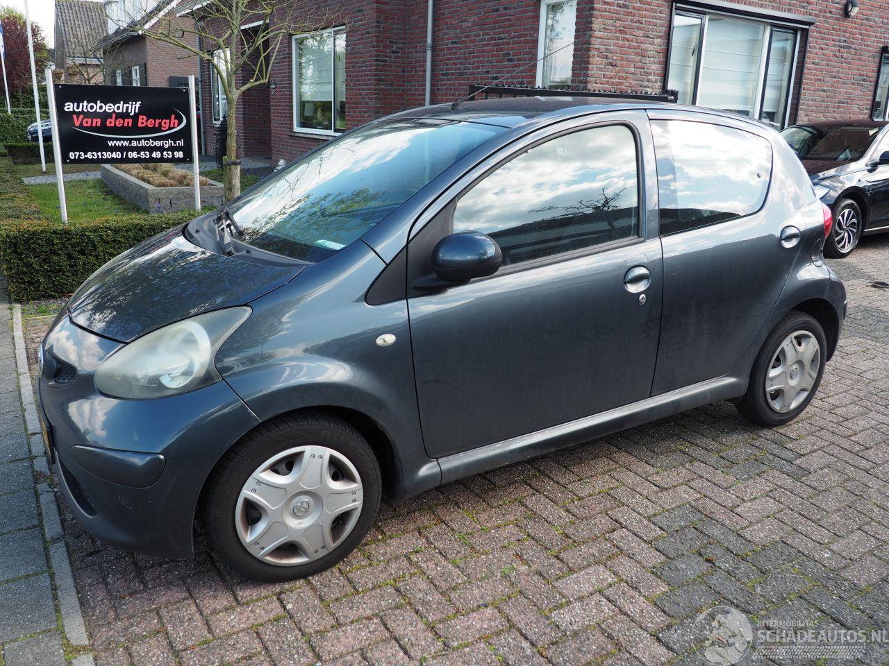 Toyota Aygo 1.0-12V motor kapot
