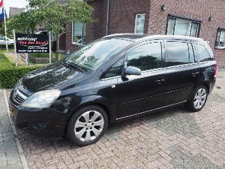 Schadeauto Opel Zafira 1.8 Cosmo 7 Persoons 2010/3