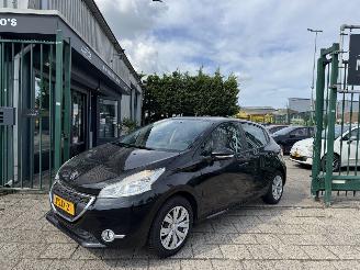 Vaurioauto  passenger cars Peugeot 208 1.0 VTI AIRCO 5-DEURS 2013/10