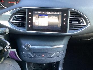 Peugeot 308 1.2 Pure Tech picture 12