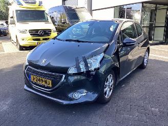 Coche accidentado Peugeot 208 1.2 Vtu Allure 2012/8