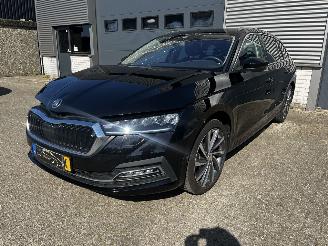 Vaurioauto  passenger cars Skoda Octavia Combi 1.0 e-TSI AUTOMAAT / VIRTUAL COCKPIT 2023/12
