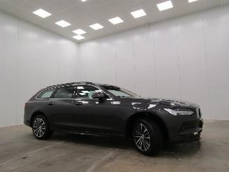 Damaged car Volvo V-90 2.0 B4 Autom. Hybrid  Momentum Navi 2021/7