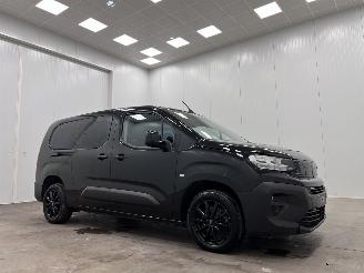 krockskadad bil bedrijf Peugeot Partner 1.5 BlueHDI Autom. DC Navi Airco 2024/6