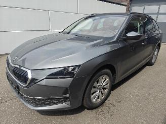 Damaged car Skoda Octavia Combi 1.5 TSI mHEV 110 kW Ambition 2026/4