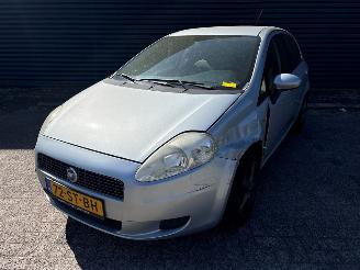 Damaged car Fiat Grande Punto Grande Punto (199) Hatchback 2005 -1.2 Hatchback  Benzine 1.242cc 48kW (65pk) FWD 2005-10 (199AXA1; BXA1) 199A4000; EURO4 2006/4