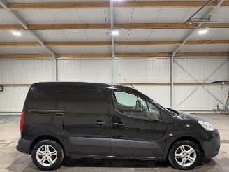 Vaurioauto  commercial vehicles Peugeot Partner 1.6HDI 55kW Airco  L1 XR Profit + 2010/8