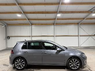 krockskadad bil auto Volkswagen Golf 36kWh 100kW Egolf  Leder Camera 2017/10