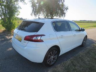 Damaged car Peugeot 308 1.2 110pk Pure Tech Style 116.000km Navigatie Camera airco Clima   splinter nieuwe d riem 2015/7