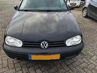 Schadeauto Volkswagen Golf 1.8 trendline 1999/4