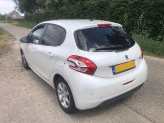 krockskadad bil auto Peugeot 208 208 1.2 VTi Oxygo 2014/1