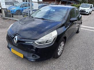 Coche accidentado Renault Clio 1.2 collection 2013/8