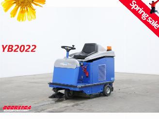 damaged machines John Deere  95 BJ 2022 33Hrs! Kehrmaschine / Veegmachine 2022/1