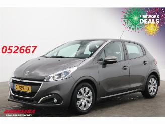 Schadeauto Peugeot 208 1.2 PureT. Signature Navi Camera Carplay Airco Cruise 2019/7
