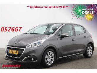damaged passenger cars Peugeot 208 1.2 PureT. Signature Navi Camera Carplay Airco Cruise 2019/7
