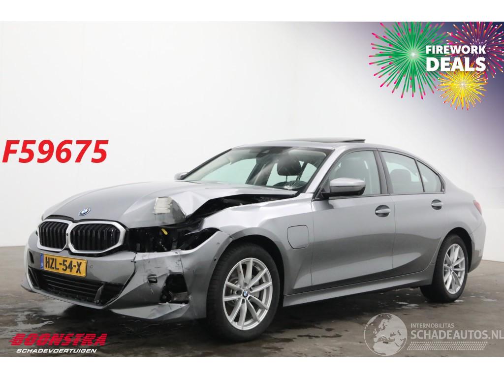 BMW 3-serie 330e Schuifdak 360° LED Cruise SHZ 4.216 km!