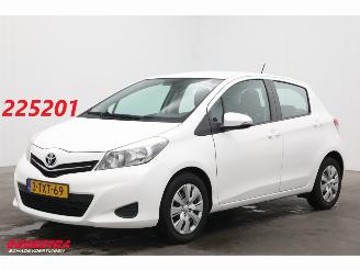 krockskadad bil auto Toyota Yaris 1.3 VVT-i Aspiration Navi Airco Cruise Camera 2014/6