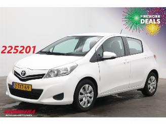 damaged passenger cars Toyota Yaris 1.3 VVT-i Aspiration Navi Airco Cruise Camera 2014/6