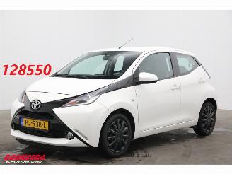 begagnad bil auto Toyota Aygo 1.0 VVT-i x-play Bluetooth Airco Cruise Camera 2015/12